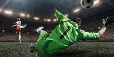 Bir gol puanlama futbolcu. Kaleci topa vurmak çalışır