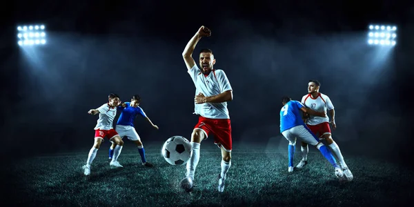 Jugadores de fútbol realizan un juego de acción en un estadio profesional — Foto de Stock
