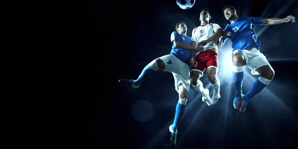 Jogadores de futebol executam um jogo de ação em um estádio profissional — Fotografia de Stock