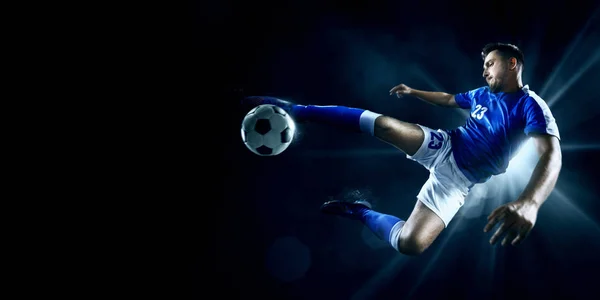 Jogador de futebol executa um jogo de ação em um estádio profissional — Fotografia de Stock