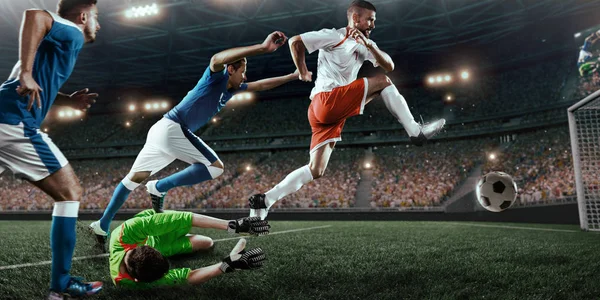 サッカー選手はプロのスタジアムのアクション プレイを実行します。 — ストック写真