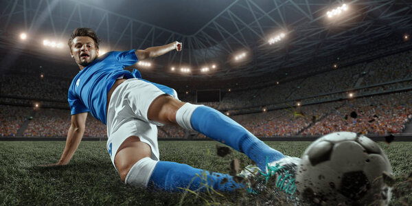 Футболисты играют на профессиональном стадионе
