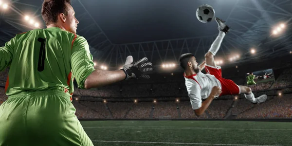 Jogador de futebol marcando um gol. Goleiro tenta acertar a bola — Fotografia de Stock