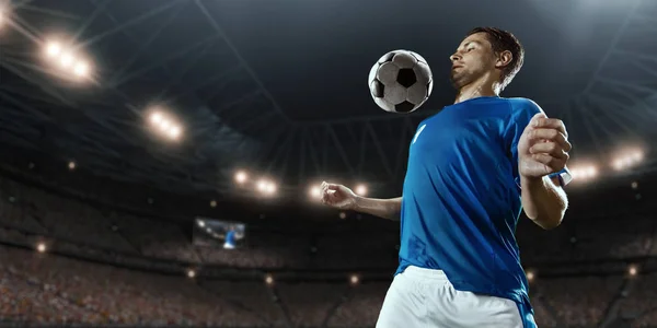 Jugadores de fútbol realizan un juego de acción en un estadio profesional —  Fotos de Stock