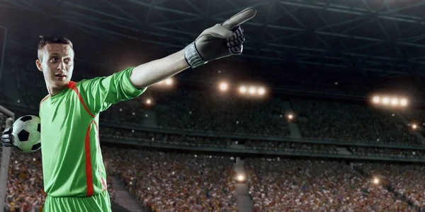 Soccer goalkeeper throws the ball — Stock Photo, Image