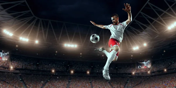 Voetbalspeler voert een actie spel op een professionele stadion — Stockfoto