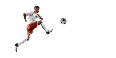 Beyaz bir arka plan üzerinde futbol oyuncusu