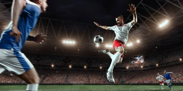 Giocatori di calcio esegue un gioco d'azione su uno stadio professionale — Foto Stock