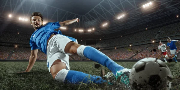 Jogadores de futebol executam um jogo de ação em um estádio profissional — Fotografia de Stock