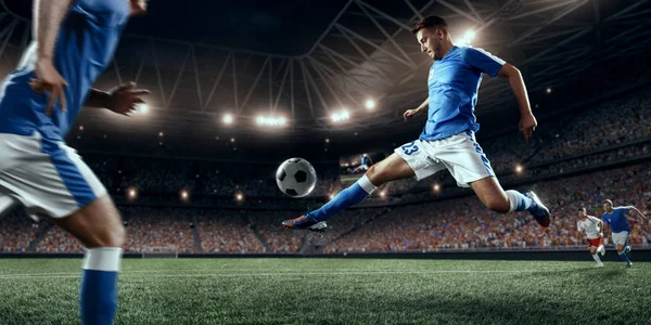 Jogadores de futebol executam um jogo de ação em um estádio profissional — Fotografia de Stock