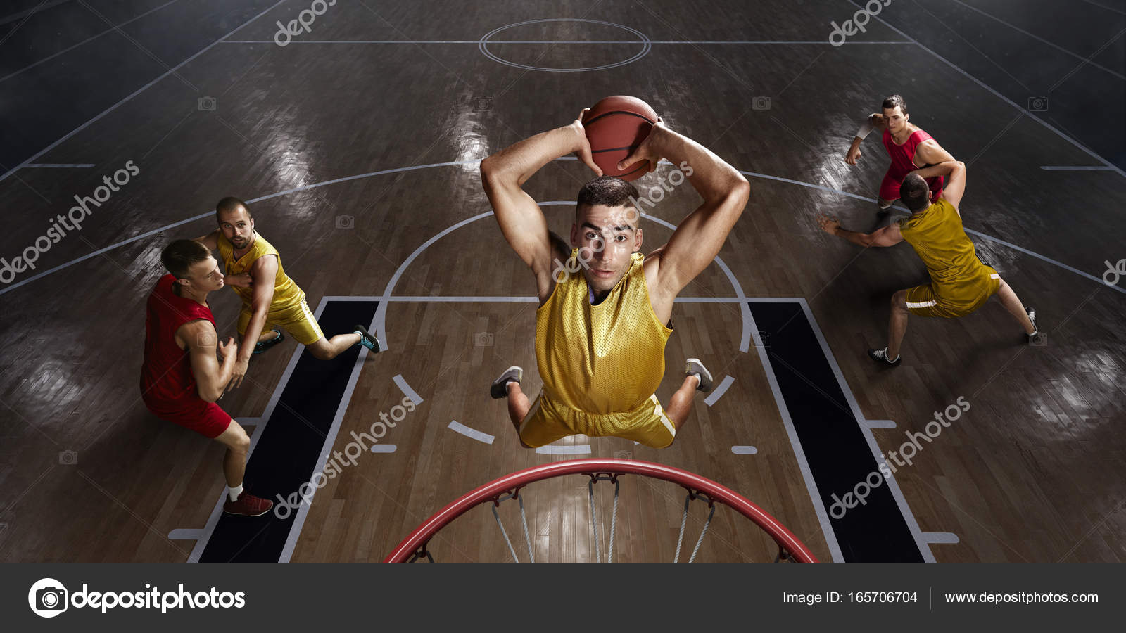 Jogadores de basquete na grande arena profissional durante o jogo