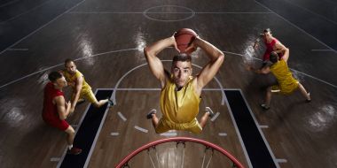 Basketbolcular büyük profesyonel arenada