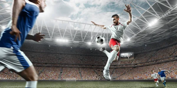 Fotbollsspelare utför en åtgärd-spela på en professionell stadion — Stockfoto