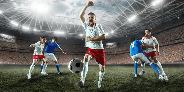 Jugadores de fútbol realizan un juego de acción en un estadio profesional —  Fotos de Stock