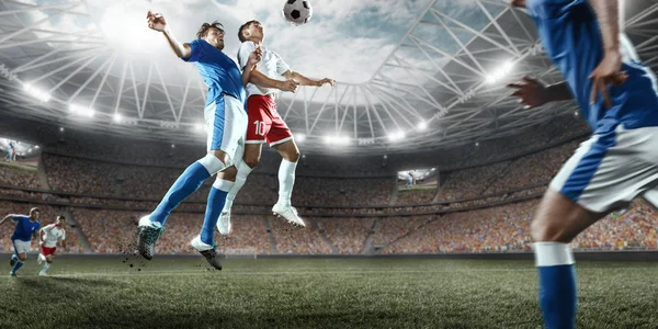 Giocatori di calcio esegue un gioco d'azione su uno stadio professionale — Foto Stock