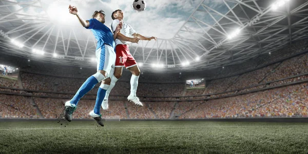 Voetballers voert een actie spel op een professionele stadion — Stockfoto