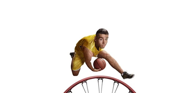 Баскетболист делает бросок по трущобам на белом фоне — стоковое фото