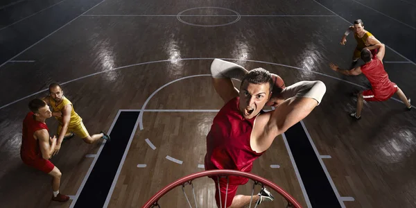 Kosárlabda játékosok a nagy szakmai arena — Stock Fotó