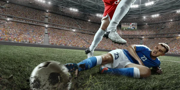 Fußballer führt ein Actionspiel auf einem professionellen Stadion auf — Stockfoto