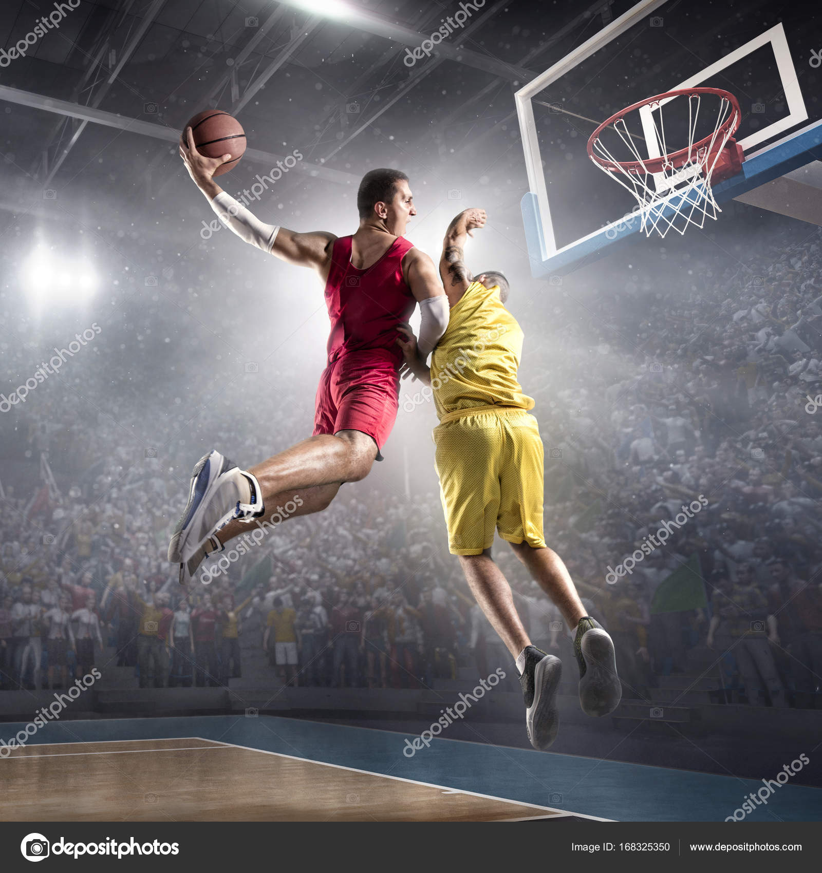 Jogadores de basquete na grande arena profissional durante o jogo