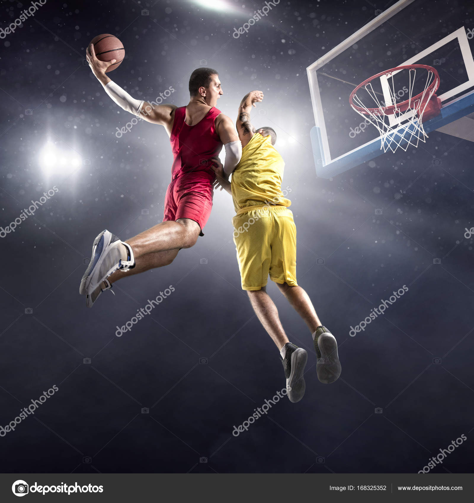 Jogadores de basquete na grande arena profissional durante o jogo