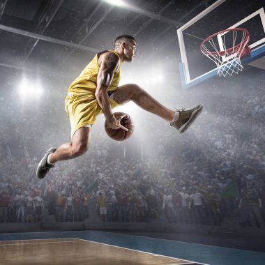 Basketbol oyuncusu dunk slam yapar