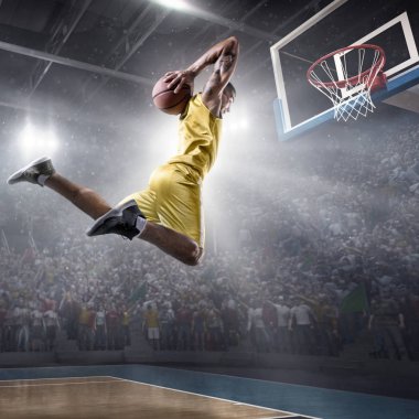 Basketbol oyuncusu dunk slam yapar