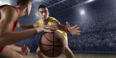 Basketbolcular büyük profesyonel arenada