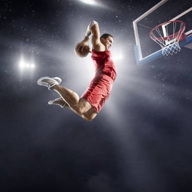 Basketbol oyuncusu dunk slam yapar