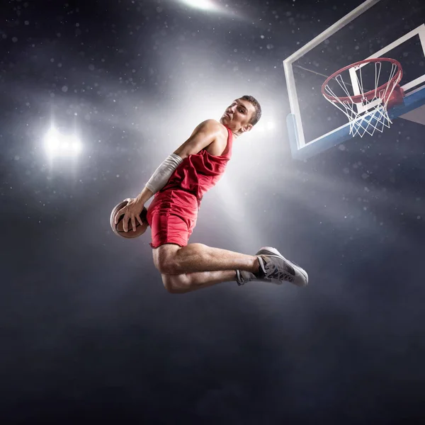 Jugador de baloncesto hace slam dunk — Foto de Stock