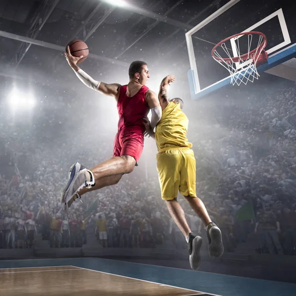Jugadores de baloncesto en gran arena profesional hace slam dunk —  Fotos de Stock