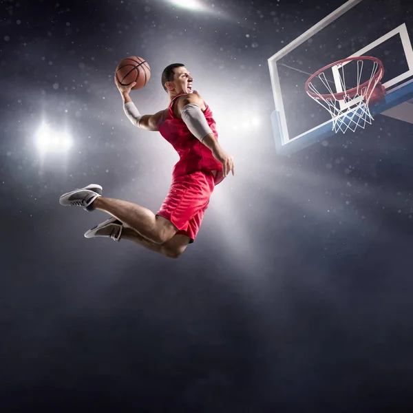 Παίκτης μπάσκετ κάνει slam dunk — Φωτογραφία Αρχείου
