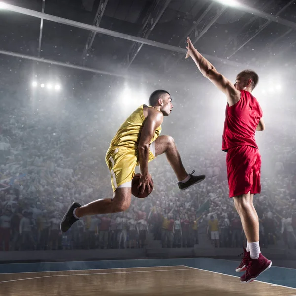 Баскетболисты на большой профессиональной арене делают слэм данк — стоковое фото