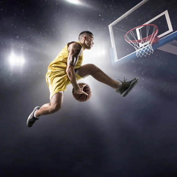 Basketball player makes slam dunk — Stock Photo, Image