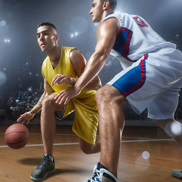 Giocatori di basket su grande arena professionale — Foto Stock