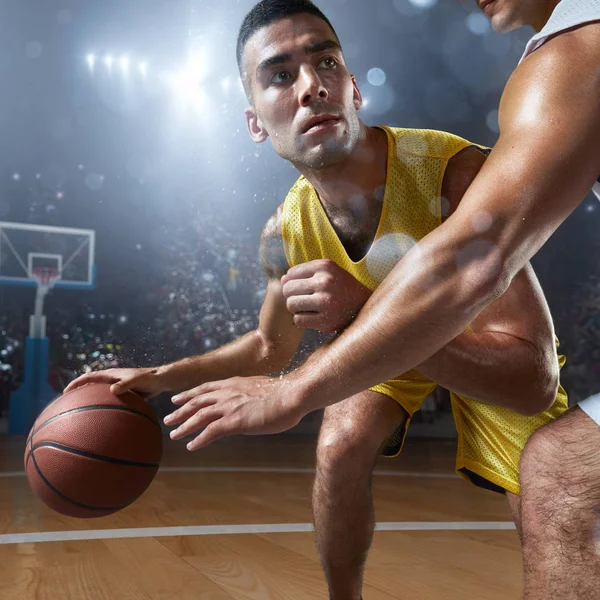 Баскетболисты на большой профессиональной арене — стоковое фото