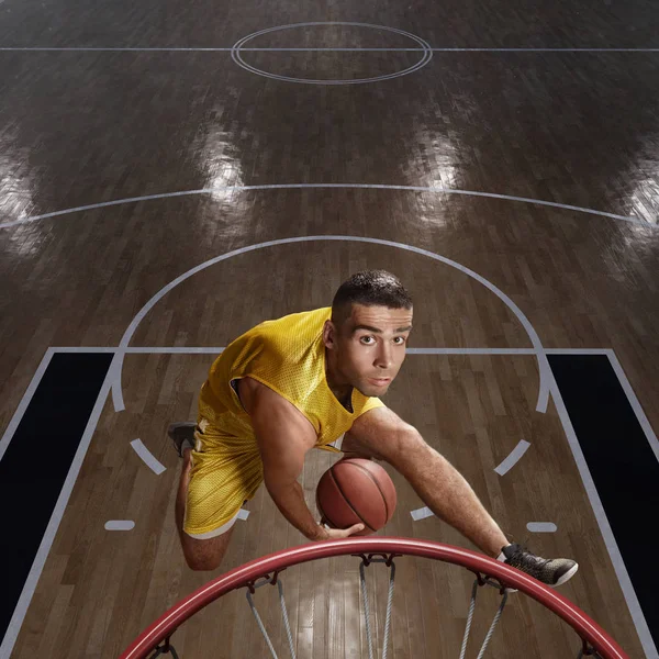 Баскетболіст робить слимака дюймовим — стокове фото