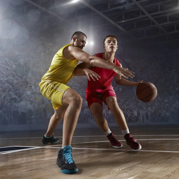 Kosárlabda játékosok a nagy szakmai arena — Stock Fotó