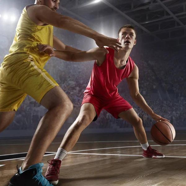 Jogadores de basquete em grande arena profissional — Fotografia de Stock