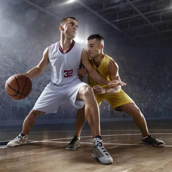 Jogadores de basquete em grande arena profissional — Fotografia de Stock