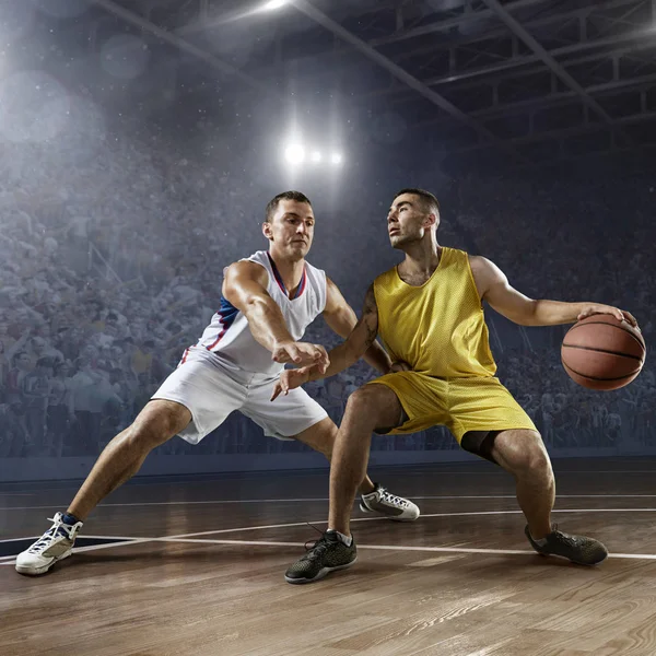 Jugadores de baloncesto en gran arena profesional — Foto de Stock