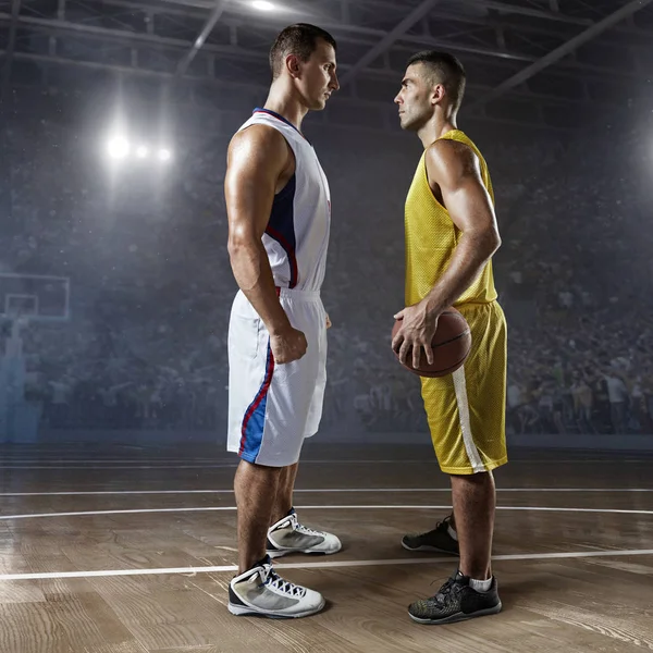 Jugadores de baloncesto en la gran arena profesional antes del partido — Foto de Stock