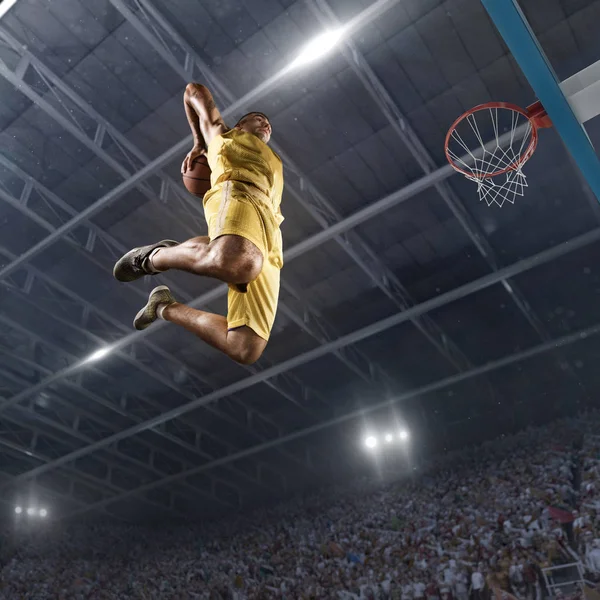 Kosárlabda játékos teszi a slam dunk — Stock Fotó