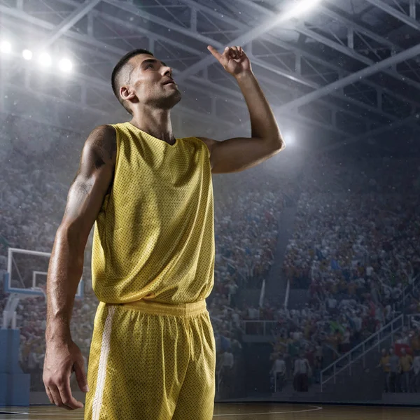 Jogador de basquete feliz após a vitória — Fotografia de Stock