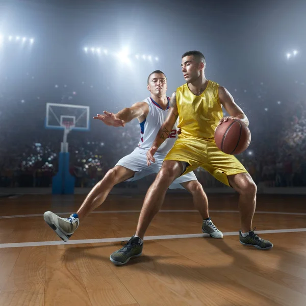 Basketbalistky na velké profesionální arena — Stock fotografie
