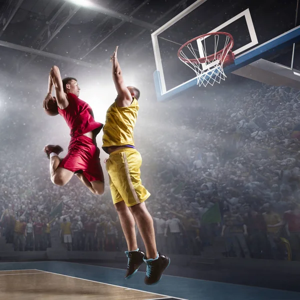 Jugadores de baloncesto en gran arena profesional hace slam dunk — Foto de Stock