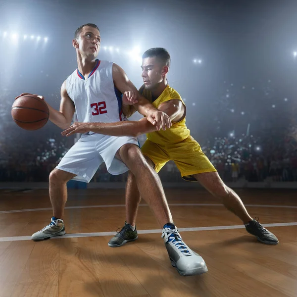 Jugadores de baloncesto en gran arena profesional — Foto de Stock