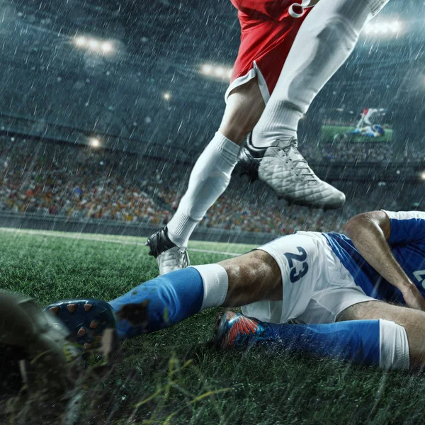 サッカー選手はプロのスタジアムのアクション プレイを実行します。 — ストック写真