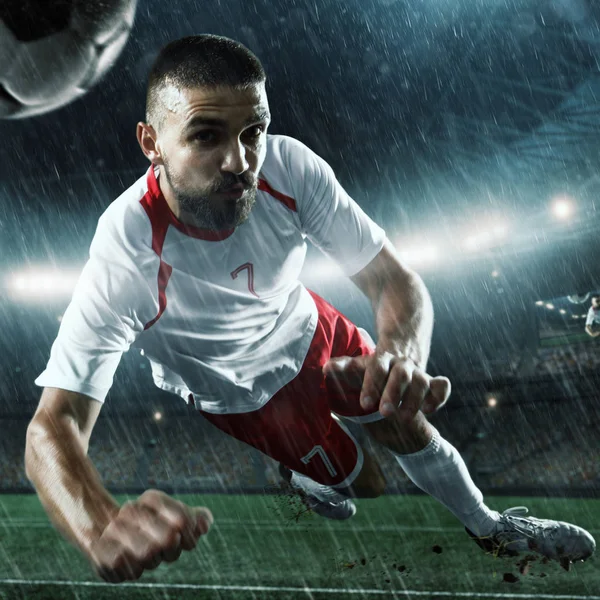 Futbol oyuncusu bir eylem oyun profesyonel bir stadyum üzerinde gerçekleştirir. — Stok fotoğraf