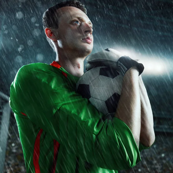 Portero de fútbol sostiene una pelota —  Fotos de Stock